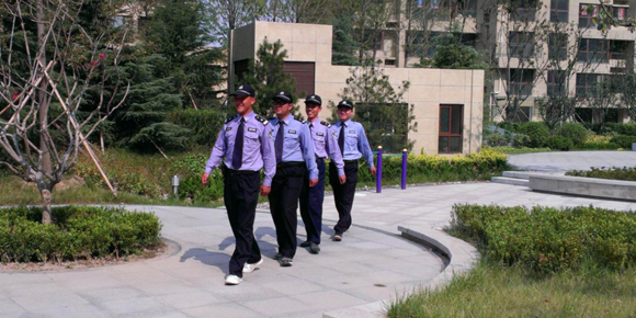 小區(qū)業(yè)主，樓道堆放雜物、停放電動(dòng)車充電，都屬違法行為！